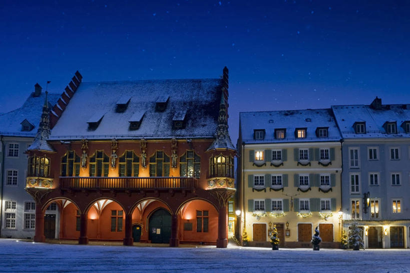 无人,家,横图,室外,夜晚,正面,度假,美景,雪,植物,大雪,城市风光,城市,路灯,椅子,照明,雕塑,德国,欧洲,一排,艺术,整齐,装饰,雕刻,雕像,伞,雨伞,房屋,屋子,积雪,景观,雪景,星星,冬季,冬天,灯光,娱乐,阳伞,楼房,住宅,灯,树,树木,排列,绿色,自然,工艺品,享受,休闲,景色,放松,寒冷,生长,成长,纪念,照亮,美术,恒星,照明设备,西欧,队列,主题,陈列,德意志联邦共和国,功能,美学,严寒,巴登.符腾堡,巴登.符腾堡州,巴符州,弗莱堡,弗赖堡,彩图,房子