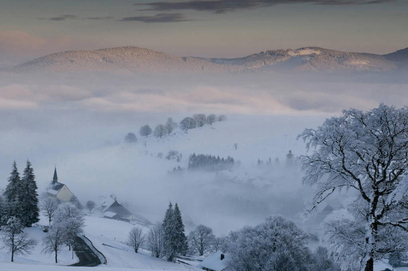无人,家,横图,俯视,室外,白天,日出,美景,山,山脉,太阳,雪,植物,大雪,德国,欧洲,阴影,光线,影子,房屋,屋子,积雪,景观,山峰,雪景,冬季,冬天,朝霞,晨曦,黎明,山峦,楼房,住宅,树,树木,绿色,阳光,自然,群山,景色,寒冷,生长,成长,西欧,自然风光,德意志联邦共和国,严寒,巴登.符腾堡,巴登.符腾堡州,巴符州,弗莱堡,弗赖堡,朝阳,彩图,高角度拍摄,破晓,房子