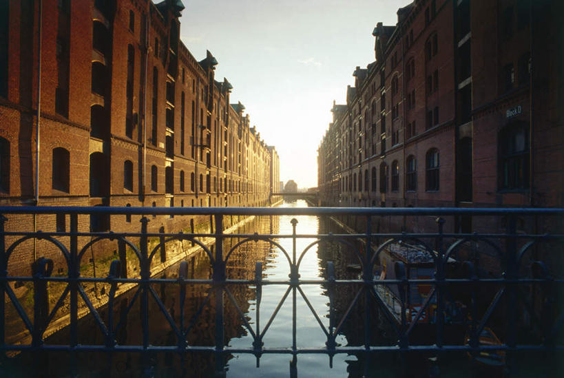 无人,家,栏杆,横图,室外,白天,正面,旅游,度假,河流,日落,水,标志建筑,城市,地标,建筑,船,德国,欧洲,波纹,房屋,屋子,河水,水流,晚霞,霞光,落日,公寓,围栏,木船,汉堡,涟漪,娱乐,建设,洋房,护栏,楼房,住宅,倒影,水纹,黄昏,交通工具,波浪,享受,休闲,旅游胜地,彩霞,放松,倒映,舟,西欧,载具,德意志联邦共和国,水晕,汉堡市,夕照,反照,夕阳,彩图,房子,海港,斜阳