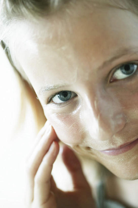 西方人,儿童,手,头发,一个人,笑,微笑,竖图,室内,特写,白天,正面,化妆,镜子,欧洲,欧洲人,仅一个女性,仅一个人,阴影,光线,影子,灯光,棕色,涂抹,小孩,仅一个小孩,手部,粉底,镜像,镜面,扮装,女孩,女人,女性,白种人,孩子,半身,彩图,化装,女生