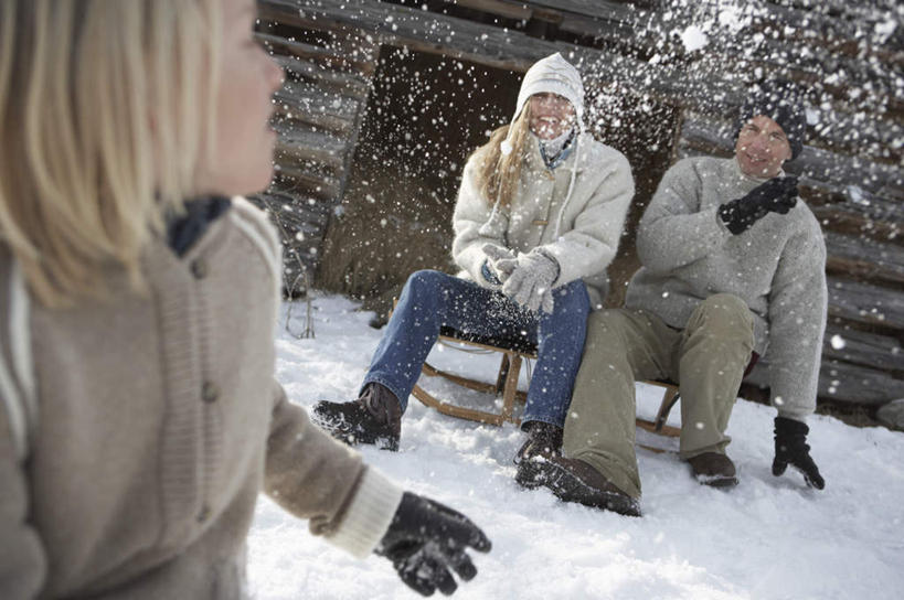 西方人,儿童,三个人,家庭,夫妻,母亲,父亲,女儿,栏杆,坐,闭眼,笑,微笑,露齿笑,横图,室外,白天,侧面,爱情,纯洁,雪,大雪,欧洲,欧洲人,阴影,服装,光线,影子,栅栏,积雪,篱笆,雪景,冬季,冬天,围栏,浪漫,休闲装,护栏,相视,小孩,衣服,红色,阳光,休闲,游玩,温暖,温馨,父女,母女,三口之家,一家人,面对面,休闲服,恩爱,父爱,寒冷,可爱,母爱,童年,童趣,恋人,服饰,对视,和睦,相对,打雪仗,童真,烂漫,无邪,相看,严寒,顽耍,天真,男人,男性,年轻男性,年轻女性,女孩,女人,女性,白种人,孩子,年轻人,夫妇,情侣,闭眼睛,闭着眼,闭着眼睛,玩耍,坐着,半身,彩图,伴侣,融洽,女生