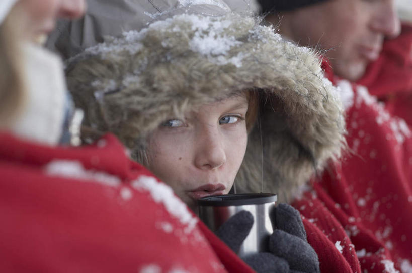 西方人,儿童,三个人,家庭,夫妻,母亲,父亲,女儿,家,木屋,笑,微笑,露齿笑,横图,室外,白天,侧面,爱情,纯洁,雪,大雪,帽子,欧洲,欧洲人,朦胧,模糊,纺织物,积雪,雪景,冬季,冬天,浪漫,注视,住宅,小孩,红色,毛巾,观察,看,靠,靠着,清洁,倚靠,温暖,温馨,父女,母女,三口之家,一家人,恩爱,父爱,寒冷,可爱,母爱,童年,童趣,恋人,观看,保暖,和睦,察看,倚着,关注,童真,透气,烂漫,无邪,防水,编织帽,严寒,储水,耐磨,吸水,天真,男人,男性,年轻男性,年轻女性,女孩,女人,女性,白种人,孩子,年轻人,夫妇,情侣,抬头,仰头,半身,彩图,茅舍,茅屋,棚屋,小木屋,小屋,伴侣,融洽,女生