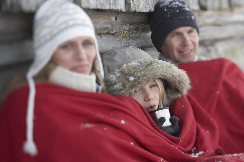 西方人,儿童,三个人,家庭,夫妻,母亲,父亲,女儿,家,木屋,笑,微笑,露齿笑,横图,室外,白天,侧面,爱情,纯洁,雪,大雪,帽子,欧洲,欧洲人,朦胧,模糊,纺织物,积雪,雪景,冬季,冬天,浪漫,注视,住宅,小孩,红色,毛巾,观察,看,靠,靠着,清洁,倚靠,温暖,温馨,父女,母女,三口之家,一家人,恩爱,父爱,寒冷,可爱,母爱,童年,童趣,恋人,观看,保暖,和睦,察看,倚着,关注,童真,透气,烂漫,无邪,防水,编织帽,严寒,储水,耐磨,吸水,天真,男人,男性,年轻男性,年轻女性,女孩,女人,女性,白种人,孩子,年轻人,夫妇,情侣,抬头,仰头,半身,彩图,茅舍,茅屋,棚屋,小木屋,小屋,伴侣,融洽,女生