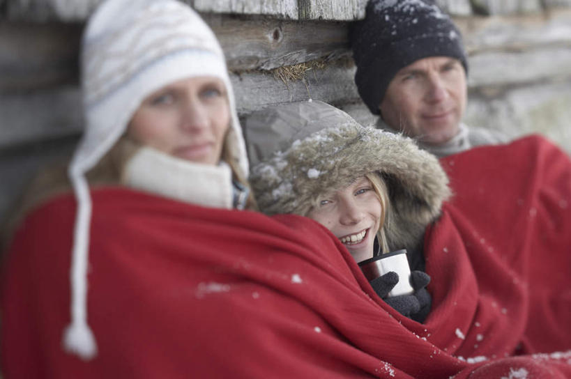 西方人,儿童,三个人,家庭,夫妻,母亲,父亲,女儿,家,木屋,笑,微笑,露齿笑,横图,室外,白天,侧面,爱情,纯洁,雪,大雪,帽子,欧洲,欧洲人,朦胧,模糊,纺织物,积雪,雪景,冬季,冬天,浪漫,注视,住宅,小孩,红色,毛巾,观察,看,靠,靠着,清洁,倚靠,温暖,温馨,父女,母女,三口之家,一家人,恩爱,父爱,寒冷,可爱,母爱,童年,童趣,恋人,观看,保暖,和睦,察看,倚着,关注,童真,透气,烂漫,无邪,防水,编织帽,严寒,储水,耐磨,吸水,天真,男人,男性,年轻男性,年轻女性,女孩,女人,女性,白种人,孩子,年轻人,夫妇,情侣,抬头,仰头,半身,彩图,茅舍,茅屋,棚屋,小木屋,小屋,伴侣,融洽,女生