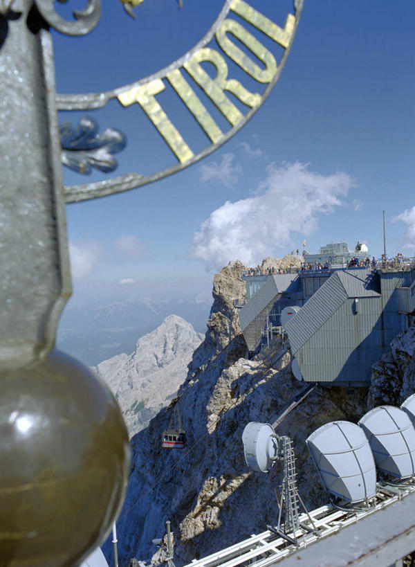 无人,竖图,室外,特写,白天,正面,实验,仪器,石头,山,山脉,德国,欧洲,吊挂,悬挂,阴影,研究,光线,科学,测试,英文,标志,石子,文字,影子,字符,字母,山峰,云,云朵,山峦,挂,云彩,标识,一个,蓝色,白云,蓝天,天空,阳光,群山,天,晴朗,单个,气象,英文字母,科研,西欧,化验,检验,气象站,德意志联邦共和国,巴伐利亚,巴伐利亚州,拜恩州,拜恩自由州,预报,石块,岩石,晴空,彩图