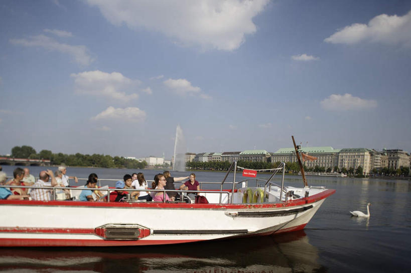 西方人,坐,横图,室外,白天,侧面,度假,湖,湖泊,美景,水,植物,城市风光,城市,喷泉,船,德国,欧洲,欧洲人,阴影,波纹,服装,光线,影子,湖面,景观,水流,水面,云,云朵,木船,汉堡,涟漪,许多人,云彩,注视,休闲装,文化,娱乐,树,树木,衣服,蓝色,绿色,白云,倒影,蓝天,水纹,天空,阳光,自然,交通工具,波浪,湖水,天,观察,看,品味,一群人,享受,休闲,休闲服,景色,放松,服饰,生长,晴朗,成长,观看,察看,倒映,舟,西欧,关注,载具,水景,德意志联邦共和国,水晕,美观,汉堡市,反照,男人,男性,女人,女性,中年男性,中年女性,白种人,设计,晴空,坐着,彩图,全身,海港