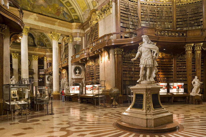 西方人,一个人,站,攀登,横图,室内,白天,正面,旅游,度假,书架,标志建筑,地标,建筑,书籍,照明,雕塑,希腊,欧洲,欧洲人,仅一个男性,仅一个人,仅一个中年男性,一排,许多,阴影,服装,艺术,整齐,装饰,光线,包,壁灯,雕刻,雕像,梯子,影子,阶梯,木梯,灯光,首都,很多,旅行包,注视,休闲装,娱乐,建设,架子,灯,排列,衣服,背包,工艺品,灯具,观察,看,站着,享受,休闲,休闲服,爬,旅游胜地,放松,服饰,观看,纪念,上升,华丽,照亮,美术,察看,照明设备,队列,关注,主题,陈列架,陈列,雅典,希腊国家图书馆,希腊共和国,功能,美学,登高,富丽,旅游包,华美,阿提卡,阿提卡大区,男人,男性,中年男性,白种人,书,图书,攀爬,站立,彩图,全身,双肩包