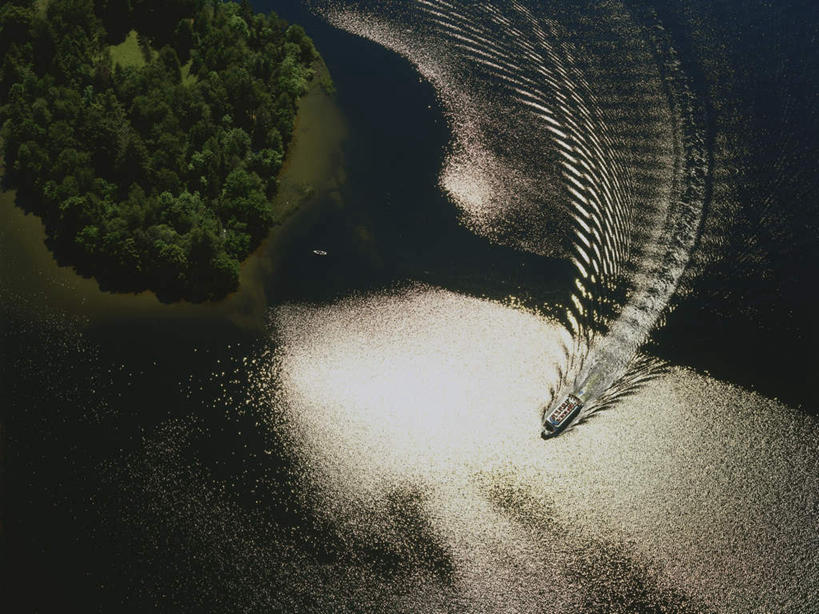 无人,横图,俯视,航拍,室外,白天,旅游,度假,湖,湖泊,美景,森林,树林,水,植物,德国,欧洲,一艘,阴影,波纹,光线,影子,湖面,景观,水流,水面,船只,涟漪,娱乐,树,树木,绿色,水纹,阳光,自然,波浪,湖水,享受,休闲,景色,放松,生长,成长,西欧,鸟瞰,自然风光,德意志联邦共和国,水晕,巴伐利亚,巴伐利亚州,拜恩州,拜恩自由州,彩图,高角度拍摄