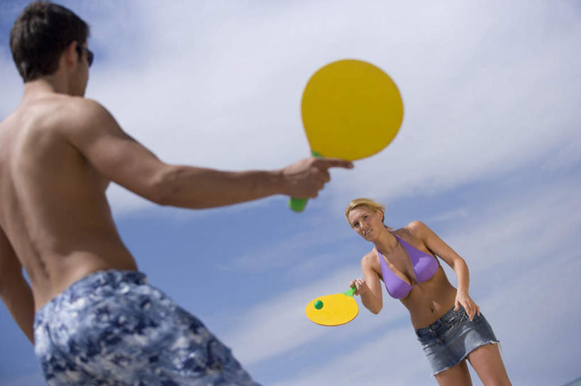 西方人,两个人,站,横图,室外,白天,仰视,泳装,比基尼,爱情,欧洲,欧洲人,握,阴影,光线,墨镜,眼镜,影子,云,云朵,球拍,浪漫,拿,云彩,拿着,注视,运动器械,蓝色,白云,蓝天,天空,阳光,太阳镜,太阳眼镜,天,观察,看,站着,温暖,温馨,健身器械,遮阳镜,恩爱,握着,恋人,晴朗,观看,和睦,察看,关注,健身器材,回力球,男人,男性,年轻男性,年轻女性,女人,女性,白种人,情侣,晴空,站立,半身,彩图,低角度拍摄,三点式,泳衣,伴侣,融洽,运动器材