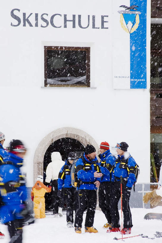 西方人,家,站,竖图,室外,白天,正面,旅游,度假,美景,雪,大雪,奥地利,欧洲,欧洲人,阴影,服装,光线,影子,房屋,屋子,积雪,景观,雪景,冬季,冬天,许多人,娱乐,设备,楼房,住宅,衣服,蓝色,阳光,自然,站着,一群人,享受,休闲,景色,放松,寒冷,服饰,衣着,穿着,自然风光,装备,中欧,严寒,奥地利共和国,配备,衣饰,男人,男性,女人,女性,中年男性,中年女性,白种人,站立,半身,彩图,房子