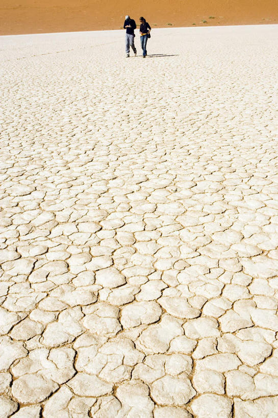 西方人,两个人,走,竖图,俯视,室外,白天,旅游,度假,荒凉,美景,沙漠,欧洲,纳米比亚,欧洲人,一堆,阴影,堆叠,堆积,开裂,光线,影子,景观,荒漠,娱乐,阳光,自然,享受,休闲,景色,放松,堆,炎热,干旱,自然风光,荒原,纳米比亚共和国,酷热,燥热,冷落,男人,男性,年轻男性,年轻女性,女人,女性,白种人,大漠,荒芜,砂漠,步行,散步,走路,彩图,高角度拍摄,全身