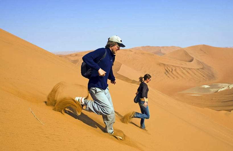 西方人,两个人,跑,横图,室外,白天,侧面,锻炼,旅游,度假,运动,荒凉,美景,沙漠,太阳,欧洲,纳米比亚,欧洲人,一堆,阴影,堆叠,堆积,光线,影子,景观,云,云朵,荒漠,云彩,娱乐,蓝色,白云,蓝天,天空,阳光,自然,天,享受,休闲,景色,放松,堆,炎热,自然风光,荒原,纳米比亚共和国,酷热,燥热,冷落,体育,男人,男性,年轻男性,年轻女性,女人,女性,白种人,大漠,荒芜,砂漠,跑步,彩图,全身,健身