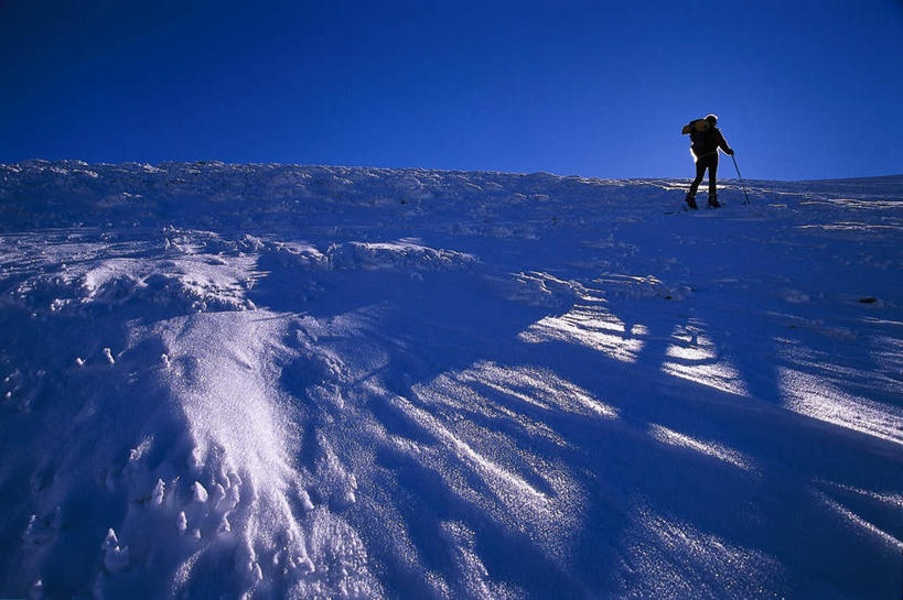 西方人,一个人,横图,室外,白天,正面,锻炼,旅游,度假,运动,美景,山,雪,雪山,大雪,欧洲,斯洛文尼亚,欧洲人,仅一个男性,仅一个人,阴影,光线,影子,冰,积雪,景观,山峰,雪景,冬季,冬天,山峦,娱乐,仅一个年轻男性,蓝色,蓝天,天空,阳光,自然,天,享受,休闲,景色,放松,寒冷,滑雪板,冰冷,自然风光,滑行,中欧,严寒,冰凉,酷寒,凛冽,凛凛,极冷,斯洛文尼亚共和国,体育,男人,男性,年轻男性,白种人,彩图,全身,健身