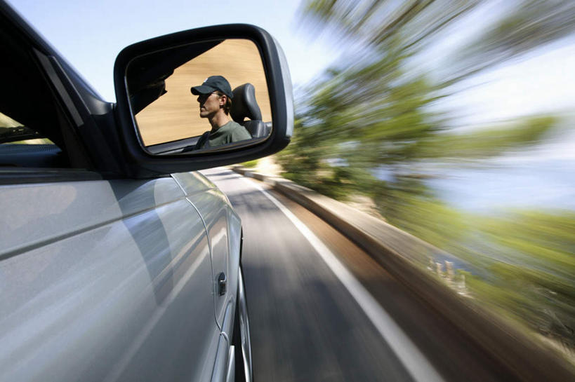 西方人,一个人,坐,横图,室外,白天,仰视,道路,路,公路,汽车,叶子,西班牙,欧洲,欧洲人,仅一个男性,仅一个人,仅一个中年男性,一辆,阴影,朦胧,模糊,光线,影子,云,云朵,绿叶,反光镜,交通,云彩,车,蓝色,白云,蓝天,天空,阳光,自然,交通工具,轿车,天,驾驶,行驶,嫩叶,操纵,控制,南欧,自然风光,载具,操控,西班牙王国,把持,男人,男性,中年男性,白种人,叶,叶片,马路,坐着,半身,彩图,低角度拍摄