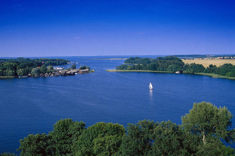 无人,横图,俯视,室外,白天,旅游,度假,草地,草坪,湖,湖泊,美景,森林,树林,水,植物,德国,欧洲,一艘,阴影,光线,影子,湖面,景观,水流,水面,云,云朵,船只,云彩,娱乐,草,树,树木,蓝色,绿色,白云,倒影,蓝天,天空,阳光,自然,湖水,天,享受,休闲,景色,放松,生长,成长,倒映,西欧,自然风光,德意志联邦共和国,反照,彩图,高角度拍摄