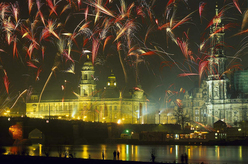无人,教堂,横图,室外,夜晚,正面,度假,河流,美景,水,植物,城市风光,城市,德国,欧洲,许多,阴影,节日,盛开,光线,影子,河水,景观,水流,灯光,花蕾,文化,娱乐,花,花瓣,花朵,鲜花,树,树木,红色,绿色,倒影,天空,天,花苞,花蕊,祈祷,享受,休闲,健康,景色,放松,许愿,宗教,信仰,生长,成长,纪念,精致,祈求,倒映,优美,基督,基督教,西欧,天主教,耶稣,精美,信念,德意志联邦共和国,救世主,精彩,精巧,飘零,基利斯督,弥赛亚,默西亚,反照,霍夫教堂,平安,彩图,大教堂,礼拜堂
