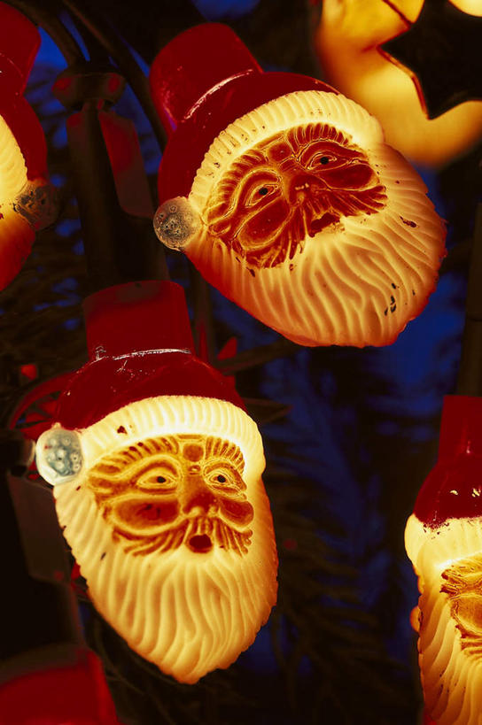 无人,竖图,室外,夜晚,正面,照明,圣诞节,圣诞老人,阴影,节日,庆祝,装饰,光线,彩灯,面具,影子,灯光,文化,灯,三个,灯具,庆典,花灯,纪念,精致,华丽,修饰,照亮,点缀,优美,照明设备,精美,衬托,美观,雅致,雅观,精彩,精巧,彩图