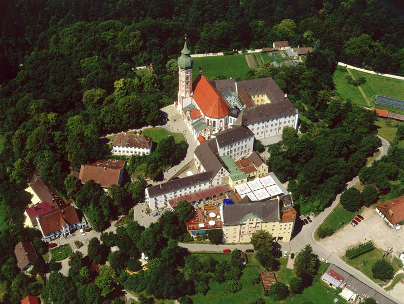 无人,教堂,横图,俯视,航拍,室外,白天,旅游,度假,美景,山,山脉,树林,植物,汽车,德国,欧洲,节日,景观,山峰,山峦,文化,娱乐,车,树,树木,绿色,自然,交通工具,轿车,群山,祈祷,享受,休闲,健康,景色,放松,许愿,宗教,信仰,生长,成长,纪念,祈求,西欧,鸟瞰,自然风光,载具,信念,德意志联邦共和国,巴伐利亚,巴伐利亚州,拜恩州,拜恩自由州,平安,彩图,高角度拍摄,大教堂,礼拜堂