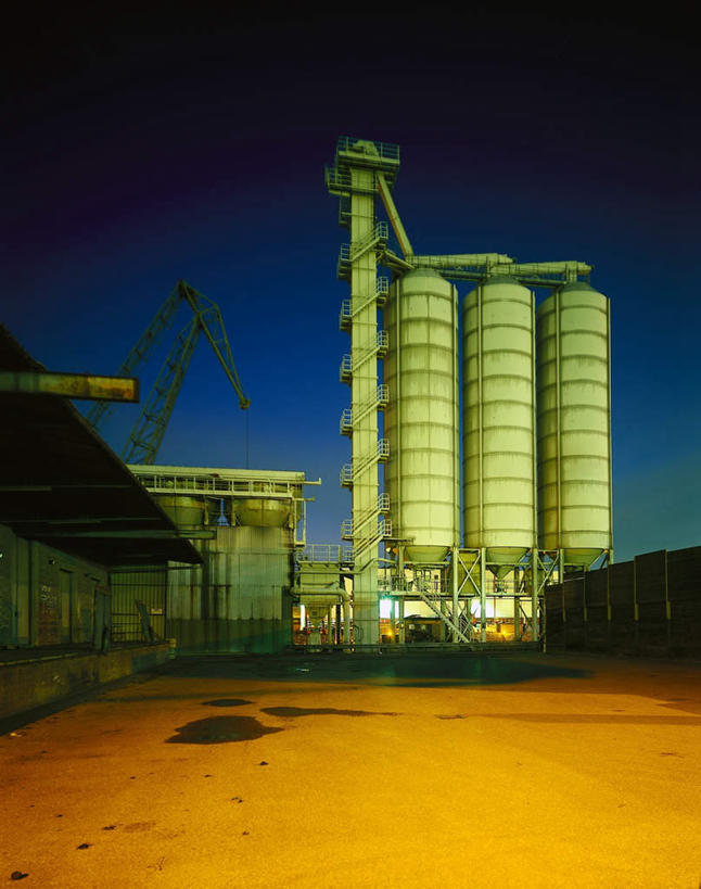 无人,工厂,竖图,室外,夜晚,正面,建筑,德国,欧洲,阴影,光线,影子,云,云朵,灯光,云彩,仓库,蓝色,白云,蓝天,天空,天,西欧,修建,斯图加特,德意志联邦共和国,修筑,州府,巴登.符腾堡,巴登.符腾堡州,巴符州,彩图,工地,制造厂