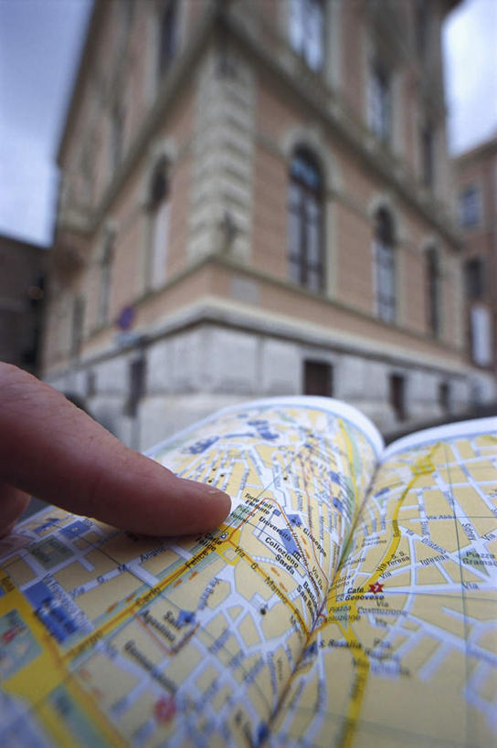 西方人,手,一个人,站,竖图,室外,特写,白天,正面,道路,建筑,地图,欧洲,欧洲人,仅一个男性,仅一个人,信息,交通,方向,仅一个年轻男性,站着,手部,引导,指引,指着,修建,目的,修筑,偏向,标的,男人,男性,年轻男性,白种人,站立,半身,彩图,观光,旅行,游览,导航