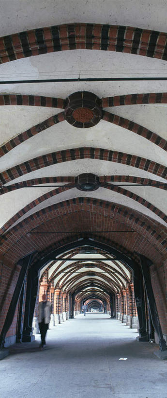 西方人,两个人,竖图,室外,白天,正面,天花板,德国,欧洲,欧洲人,阴影,光线,影子,墙,走道,走廊,过道,地面,首都,柏林,墙壁,墙面,阳光,西欧,德意志联邦共和国,柏林州,男人,男性,年轻男性,白种人,彩图,全身