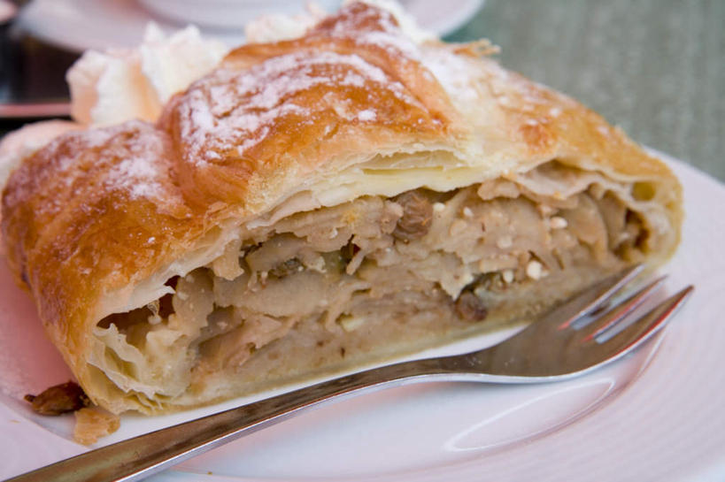 点心,无人,横图,俯视,室内,特写,白天,桌面,餐具,阴影,光线,叉子,碟子,盘,影子,灯光,美味,食品,甜点,甜品,食物,糕点,一个,白色,盘子,碟,甜食,餐叉,奶酥卷,甘旨,厚味,鲜味,进餐用具,彩图,高角度拍摄