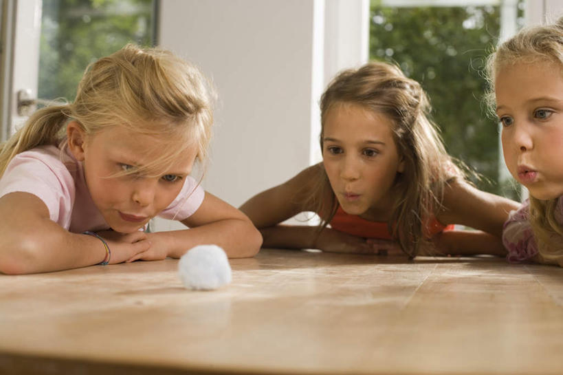 西方人,儿童,三个人,坐,横图,室内,特写,白天,正面,T恤衫,游戏,纯洁,农作物,窗户,桌面,叶子,椅子,欧洲,欧洲人,一团,阴影,服装,柔软,光线,影子,棉花,绿叶,玩,T恤,注视,休闲装,娱乐,玻璃窗,纺织,小孩,衣服,白色,灰色,阳光,自然,吹,观察,看,休闲,健康,温暖,休闲服,嫩叶,可爱,童年,童趣,服饰,观看,活动,纤维,察看,发泄,关注,消遣,智力,自然风光,童真,烂漫,无邪,宣泄,柔和,暖和,天真,女孩,女人,女性,白种人,叶,叶片,玩耍,嬉戏,坐着,半身,彩图,女生