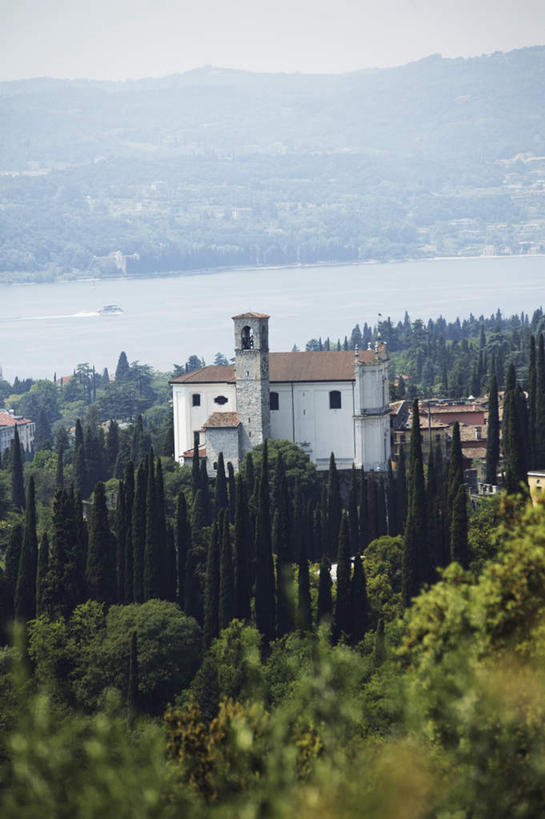 无人,家,竖图,俯视,室外,白天,旅游,度假,河流,美景,森林,山,山脉,树林,水,植物,叶子,意大利,欧洲,阴影,光线,影子,房屋,屋子,河水,景观,山峰,水流,云,云朵,绿叶,山峦,云彩,娱乐,楼房,住宅,树,树木,蓝色,绿色,白云,蓝天,天空,阳光,自然,群山,天,享受,休闲,嫩叶,景色,放松,生长,成长,连绵,绵延,南欧,自然风光,意大利共和国,联贯,布雷西亚省,贝纳科湖,加尔达湖,叶,叶片,彩图,高角度拍摄,房子