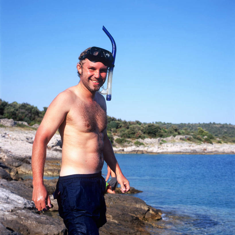 西方人,一个人,站,横图,室外,白天,正面,旅游,度假,海浪,海洋,美景,森林,沙滩,树林,植物,欧洲,克罗地亚,欧洲人,仅一个男性,仅一个人,仅一个中年男性,阴影,泳裤,光线,沙子,影子,海岸,景观,浪花,云,云朵,沙地,云彩,注视,娱乐,树,树木,蓝色,绿色,白云,蓝天,天空,阳光,自然,海水,天,观察,看,站着,享受,休闲,呼吸器,景色,放松,生长,成长,观看,察看,关注,自然风光,海景,克罗地亚共和国,男人,男性,中年男性,白种人,大海,风浪,海,海水的波动,海滩,近岸浪,涌浪,站立,半身,彩图