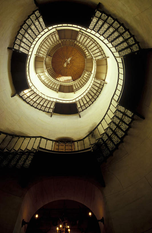 无人,栏杆,竖图,室内,白天,仰视,楼梯,门,德国,欧洲,阴影,装饰,光线,扶手,影子,阶梯,墙,围栏,灯光,护栏,墙壁,墙面,台阶,门框,华丽,修饰,点缀,西欧,德意志联邦共和国,衬托,美观,雅致,雅观,彩图,低角度拍摄