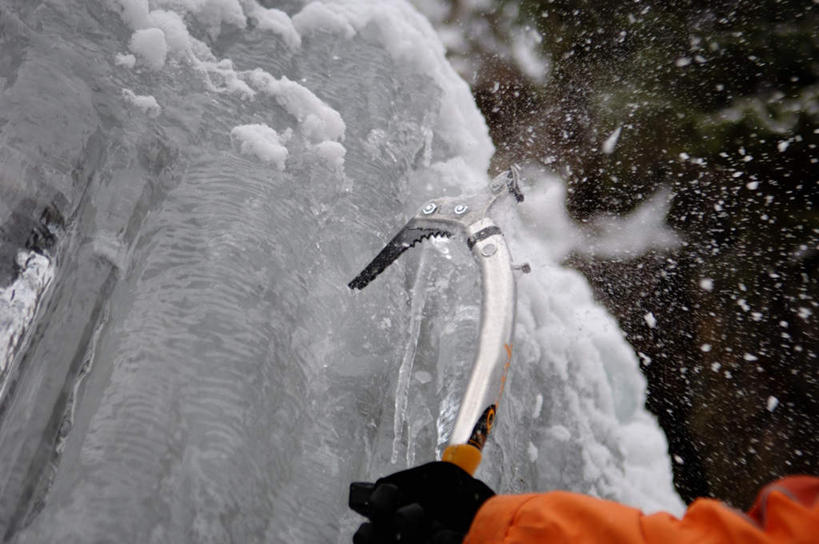 西方人,手,一个人,横图,室外,特写,白天,旅游,度假,美景,山,雪,雪山,大雪,欧洲,欧洲人,仅一个男性,仅一个人,一把,阴影,光线,影子,冰,积雪,景观,山峰,雪景,冬季,冬天,山峦,娱乐,仅一个年轻男性,背面,蓝色,蓝天,天空,阳光,自然,天,享受,休闲,手部,景色,放松,寒冷,冰冷,砍,自然风光,弯刀,严寒,冰凉,酷寒,凛冽,凛凛,极冷,男人,男性,年轻男性,白种人,半身,彩图