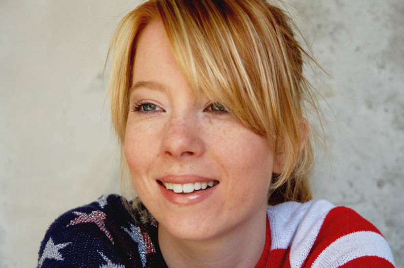 西方人,一个人,横图,室内,特写,白天,正面,欧洲,欧洲人,仅一个年轻女性,仅一个女性,仅一个人,阴影,服装,光线,影子,注视,衣服,阳光,观察,看,美女,美国国旗,服饰,观看,察看,衣着,穿着,关注,衣饰,玉人,雏鬘,娥眉,粉黛,红粉佳人,红袖,佳人,娇娆,靓女,丽姝,美眉,明姝,姝好,姝丽,姝子,妍姝,夭秾,年轻女性,女人,女性,白种人,半身,彩图,佳丽,丽人,美人