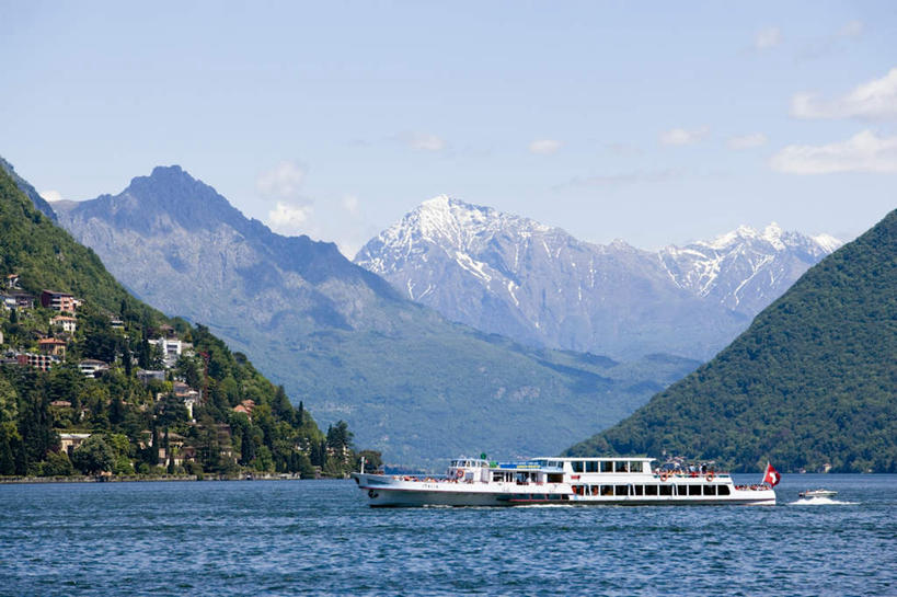 无人,家,横图,室外,白天,正面,度假,海浪,海洋,美景,山,雪,雪山,大雪,城市风光,城市,轮船,船,瑞士,欧洲,阴影,光线,影子,房屋,屋子,冰,积雪,景观,浪花,山峰,水平线,雪景,云,云朵,冬季,冬天,公寓,辽阔,海平线,山峦,云彩,娱乐,洋房,楼房,住宅,蓝色,白云,蓝天,天空,阳光,海水,交通工具,天,享受,休闲,广阔,景色,放松,寒冷,晴朗,一望无际,冰冷,载具,海景,中欧,严寒,瑞士联邦,冰凉,酷寒,凛冽,凛凛,极冷,无边无际,一马平川,提契诺州,大海,风浪,海,海水的波动,近岸浪,涌浪,晴空,彩图,房子,水天相接,水天一线