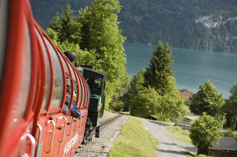 无人,横图,俯视,室外,白天,旅游,度假,兴奋,热情,草地,草坪,湖,湖泊,美景,水,植物,路,铁路,火车,瑞士,欧洲,一辆,一排,许多,阴影,整齐,光线,影子,湖面,景观,水流,水面,轨道,交通,铁轨,首都,很多,开放,娱乐,伯尔尼,车,草,树,树木,排列,红色,绿色,阳光,自然,交通工具,湖水,享受,休闲,健康,温暖,景色,奔放,放松,活力,积极,激情,运输,朝气,生长,成长,暖色,吉祥,生命,队列,自然风光,载具,饱满,中欧,首府,瑞士联邦,革命,热烈,赤色,充实,斗志,喜气,主动,伯尔尼州,彩图,高角度拍摄,欢乐