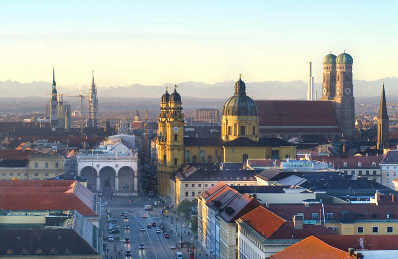 无人,高楼大厦,教堂,横图,俯视,室外,白天,度假,美景,山,山脉,城市风光,城市,大厦,道路,建筑,路,摩天大楼,公路,汽车,节日,景观,山峰,交通,山峦,文化,娱乐,建设,车,蓝色,蓝天,天空,交通工具,轿车,群山,天,祈祷,享受,休闲,健康,景色,放松,许愿,宗教,信仰,晴朗,纪念,祈求,载具,信念,万里无云,平安,晴空,晴空万里,马路,彩图,高角度拍摄,大教堂,大楼,高层建筑,高楼,礼拜堂,摩天楼