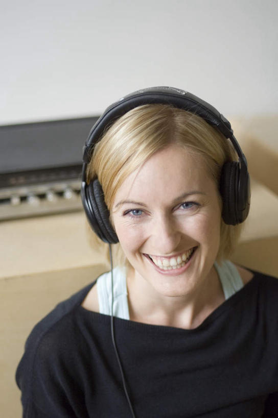 西方人,头发,一个人,笑,微笑,露齿笑,竖图,室内,特写,白天,正面,度假,快乐,满意,幸福,桌子,城市,欧洲,欧洲人,仅一个年轻女性,仅一个女性,仅一个人,阴影,服装,光线,影子,办公桌,音响,音乐,休闲装,娱乐,衣服,阳光,耳机,享受,休闲,休闲服,金色,放松,服饰,舒适,影碟机,享乐,DVD播放机,DVD影碟机,光盘存储器,数字多功能光盘,年轻女性,女人,女性,白种人,半身,彩图