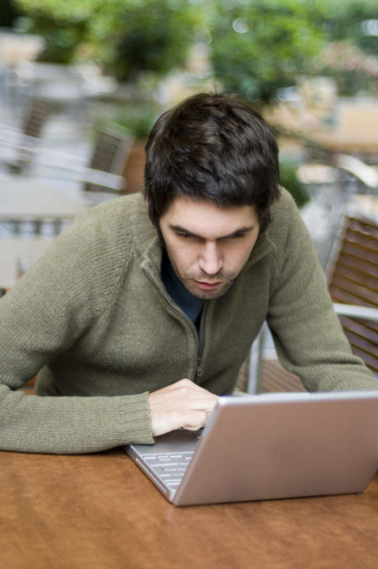 西方人,一个人,坐,竖图,室外,特写,白天,正面,电脑,笔记本电脑,桌子,叶子,椅子,欧洲,欧洲人,仅一个男性,仅一个人,阴影,光线,网络,影子,绿叶,注视,通讯设备,仅一个年轻男性,阳光,自然,观察,看,嫩叶,观看,一台,羊毛衫,察看,无线,关注,自然风光,通信设备,无线网络,无线上网,便携式电脑,手提电脑,男人,男性,年轻男性,白种人,叶,叶片,坐着,半身,彩图