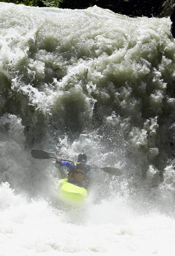 皮划艇,西方人,一个人,坐,竖图,室外,白天,正面,锻炼,旅游,度假,运动,河流,美景,水,瑞士,欧洲,欧洲人,仅一个男性,仅一个人,阴影,波纹,湍急,光线,船桨,影子,河水,景观,水流,涟漪,娱乐,仅一个年轻男性,水纹,阳光,自然,波浪,享受,休闲,景色,放松,划,自然风光,中欧,水晕,瑞士联邦,体育,男人,男性,年轻男性,白种人,坐着,彩图,全身,健身