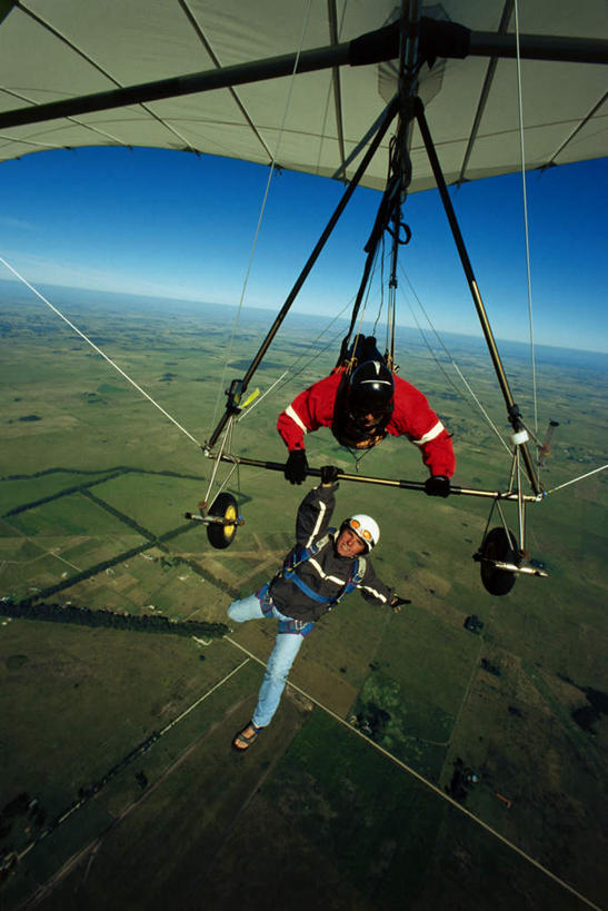西方人,两个人,拉,竖图,俯视,室外,白天,旅游,度假,草地,草原,美景,植物,飞机,欧洲,欧洲人,阴影,光线,影子,景观,旷野,云,云朵,交通,云彩,娱乐,航空,草,蓝色,绿色,白云,蓝天,天空,阳光,自然,滑翔机,交通工具,天,驾驶,行驶,享受,休闲,景色,放松,运输,一架,操纵,控制,自然风光,载具,原野,操控,把持,男人,男性,中年男性,白种人,彩图,高角度拍摄,全身