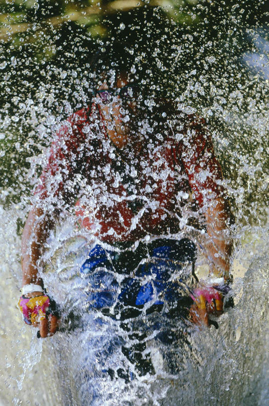 西方人,一个人,坐,竖图,室外,特写,白天,正面,锻炼,旅游,度假,运动,河流,美景,水,植物,自行车,欧洲,欧洲人,仅一个男性,仅一个人,一辆,阴影,飞溅,溅,光线,液体,影子,河水,景观,水滴,水流,娱乐,车,脚踏车,水珠,树,树木,仅一个年轻男性,绿色,阳光,自然,交通工具,享受,休闲,景色,放松,生长,成长,喷洒,自然风光,载具,骑行,体育,男人,男性,年轻男性,白种人,坐着,半身,彩图,健身