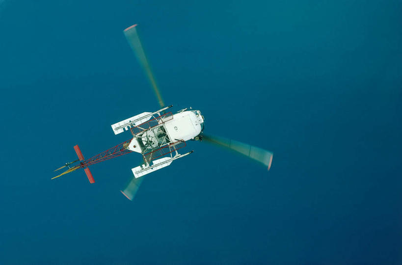 无人,横图,室外,白天,仰视,飞机,欧洲,阴影,光线,影子,云,云朵,云彩,航空,蓝色,白云,蓝天,天空,阳光,交通工具,天,一架,直升机,直升飞机,载具,彩图,低角度拍摄