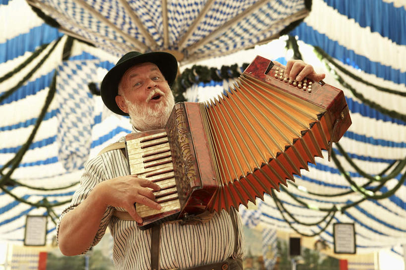 西方人,一个人,横图,室内,白天,仰视,键盘,帽子,德国,欧洲,欧洲人,仅一个男性,仅一个人,阴影,条纹,装饰,光线,影子,手风琴,拿,演奏,拿着,装潢,吊灯,慕尼黑,管风琴,一个,蓝色,白色,阳光,仅一个老年男性,键盘乐器,西欧,德意志联邦共和国,首府,粉饰,巴伐利亚,巴伐利亚州,拜恩州,拜恩自由州,老年男性,男人,男性,白种人,半身,彩图,低角度拍摄