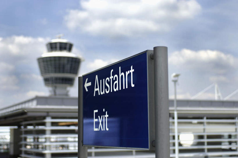 无人,高楼大厦,机场,横图,室外,白天,正面,度假,美景,城市风光,标志建筑,城市,大厦,地标,飞机场,建筑,摩天大楼,德国,欧洲,一块,阴影,光线,标志,牌子,文字,影子,字符,字母,景观,云,云朵,云彩,娱乐,标识,建设,慕尼黑,蓝色,白云,蓝天,天空,阳光,天,享受,休闲,景色,放松,西欧,德意志联邦共和国,首府,巴伐利亚,巴伐利亚州,拜恩州,拜恩自由州,航空站,空港,彩图,大楼,高层建筑,高楼,摩天楼