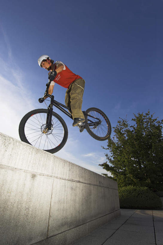 西方人,一个人,坐,竖图,室外,白天,仰视,锻炼,运动,石头,植物,自行车,帽子,奥地利,欧洲,欧洲人,仅一个男性,仅一个人,一辆,阴影,光线,石子,头盔,影子,云,云朵,云彩,车,脚踏车,树,树木,仅一个年轻男性,蓝色,绿色,白云,蓝天,天空,阳光,自然,安全帽,交通工具,天,生长,成长,自然风光,载具,骑行,中欧,奥地利共和国,体育,男人,男性,年轻男性,白种人,石块,岩石,坐着,彩图,低角度拍摄,全身,健身