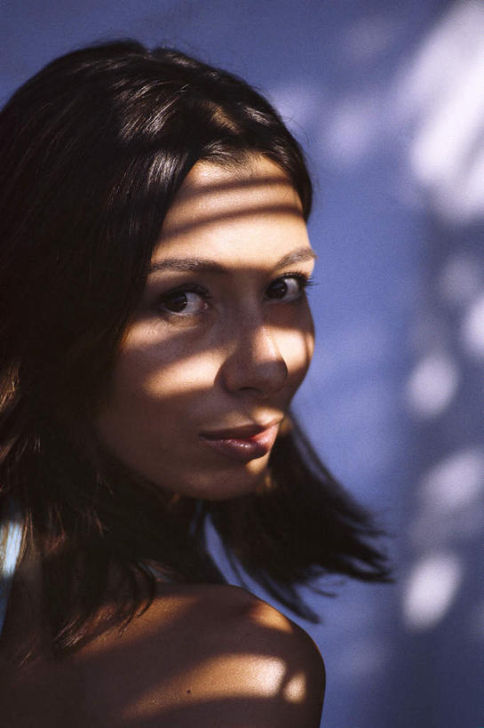 西方人,脸,头,脸颊,头发,一个人,竖图,室内,白天,正面,欧洲,欧洲人,仅一个女性,仅一个人,阴影,飘扬,光线,影子,注视,阳光,观察,看,仅一个中年女性,美女,观看,飘逸,察看,关注,飞扬,玉人,雏鬘,娥眉,粉黛,红粉佳人,红袖,佳人,娇娆,靓女,丽姝,美眉,明姝,姝好,姝丽,姝子,妍姝,夭秾,女人,女性,中年女性,白种人,头部,脸部,脸蛋,面部,半身,彩图,佳丽,丽人,美人