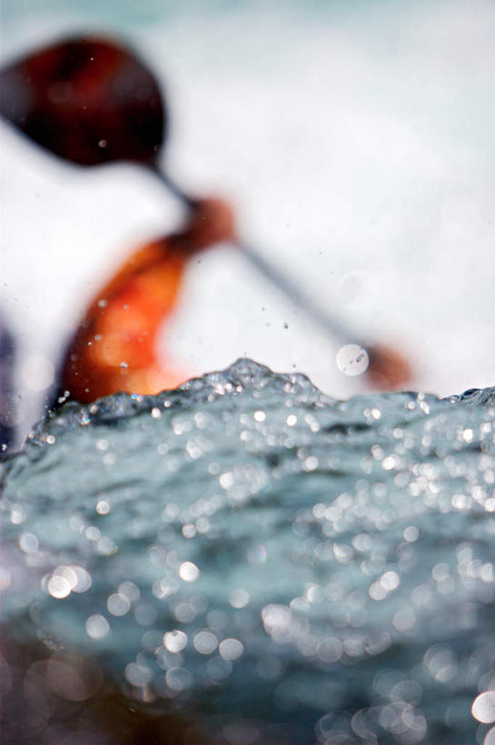 划船,西方人,一个人,竖图,室外,白天,正面,运动服,锻炼,旅游,度假,运动,河流,美景,水,急流,城市风光,城市,欧洲,欧洲人,仅一个男性,仅一个人,服装,船桨,河水,景观,水流,云,云朵,云彩,娱乐,仅一个年轻男性,衣服,蓝色,白云,蓝天,天空,天,享受,休闲,激流,景色,放松,服饰,晴朗,衣着,穿着,室外运动,户外运动,洪流,衣饰,荡舟,男人,男性,年轻男性,白种人,晴空,半身,彩图,健身,运动装