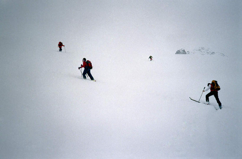 西方人,四个人,伙伴,朋友,横图,俯视,室外,白天,锻炼,旅游,度假,友谊,运动,合作,团队,山,雪,雪山,大雪,瑞士,欧洲,欧洲人,滑,脚印,滑雪,包,工具,器材,冰,积雪,山峰,雪景,冬季,冬天,山峦,旅行包,注视,娱乐,运动器械,背包,观察,看,享受,休闲,器械,健身器械,放松,寒冷,战略,拐杖,观看,滑雪板,滑雪杖,足迹,察看,冰冷,关注,室外运动,健身器材,户外运动,滑雪装备,中欧,联合,合谋,严寒,辅助设备,瑞士联邦,旅游包,冰凉,酷寒,凛冽,凛凛,极冷,格劳宾登州,萍踪,格劳宾登,配合,协作,男人,男性,年轻男性,白种人,彩图,高角度拍摄,全身,健身,双肩包,运动器材
