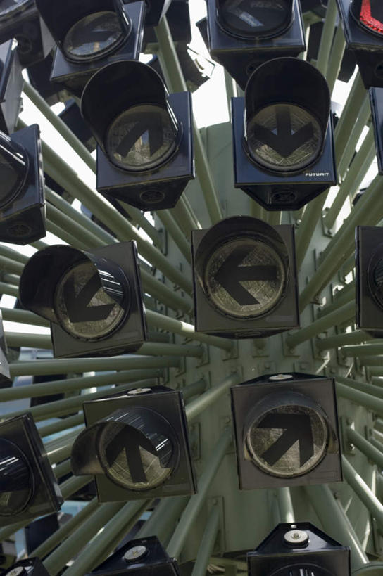 无人,竖图,室外,白天,正面,度假,兴奋,热情,安全,美景,城市风光,城市,德国,欧洲,景观,信号灯,交通,开放,方向,娱乐,箭头,红色,享受,休闲,健康,温暖,景色,奔放,放松,活力,积极,激情,警示,创意,朝气,暖色,吉祥,指向,生命,西欧,提示,流通,饱满,创新,交通信号灯,德意志联邦共和国,簇,目的,新意,革命,巴伐利亚,巴伐利亚州,拜恩州,拜恩自由州,热烈,赤色,充实,斗志,喜气,主动,偏向,标的,设计,彩图,欢乐