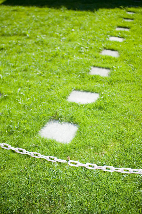 无人,竖图,室外,白天,正面,旅游,度假,草地,草坪,美景,植物,道路,路,德国,欧洲,阴影,光线,影子,景观,小路,交通,娱乐,草,绿色,阳光,自然,享受,休闲,景色,放松,锁链,西欧,垫脚石,自然风光,德意志联邦共和国,巴伐利亚,巴伐利亚州,拜恩州,拜恩自由州,彩图