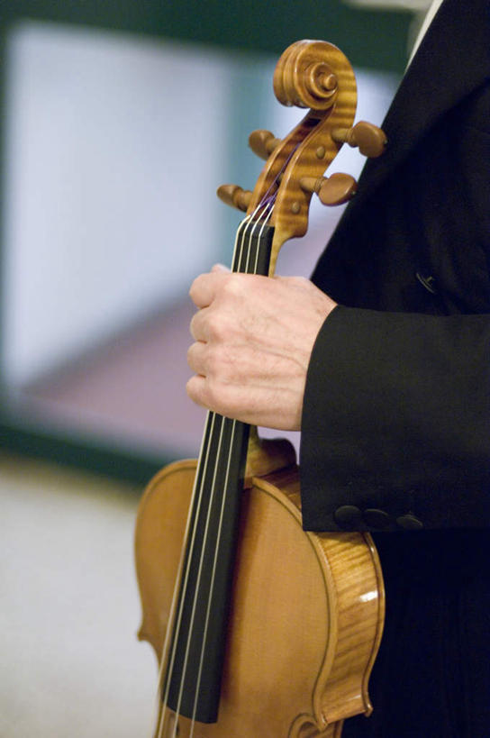 西方人,一个人,竖图,室内,白天,侧面,衬衫,制服,西装,剧院,欧洲,欧洲人,仅一个男性,仅一个人,握,套装,正装,乐器,领带,弦乐器,小提琴,拿,拿着,职业装,仅一个年轻男性,握着,弓拉弦乐器,弓拉弦鸣乐器,男人,男性,年轻男性,白种人,半身,彩图,衬衣,礼服,剧场,戏院